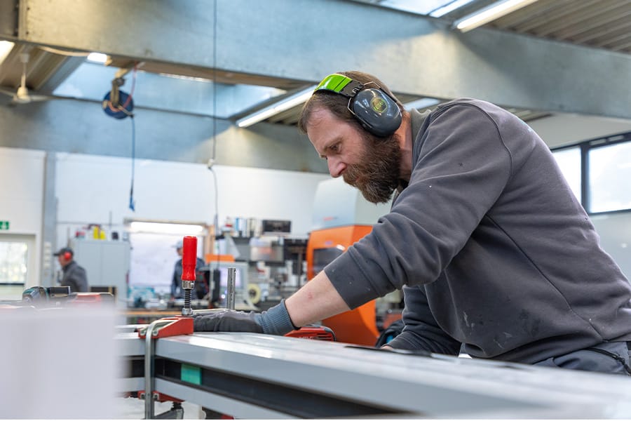 Mitarbeiter von Metallbau Schmidt in der Produktion