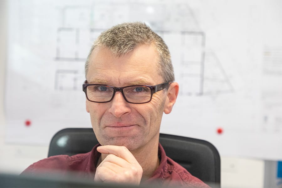Mitarbeiter von Metallbau Schmidt guckt in die Kamera